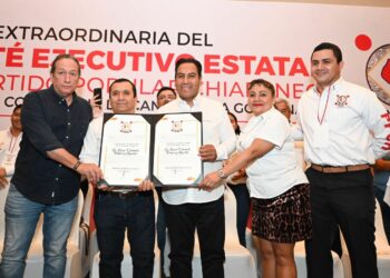 PPCH entrega constancia de candidatura al gobierno de Chiapas a Eduardo Ramírez.