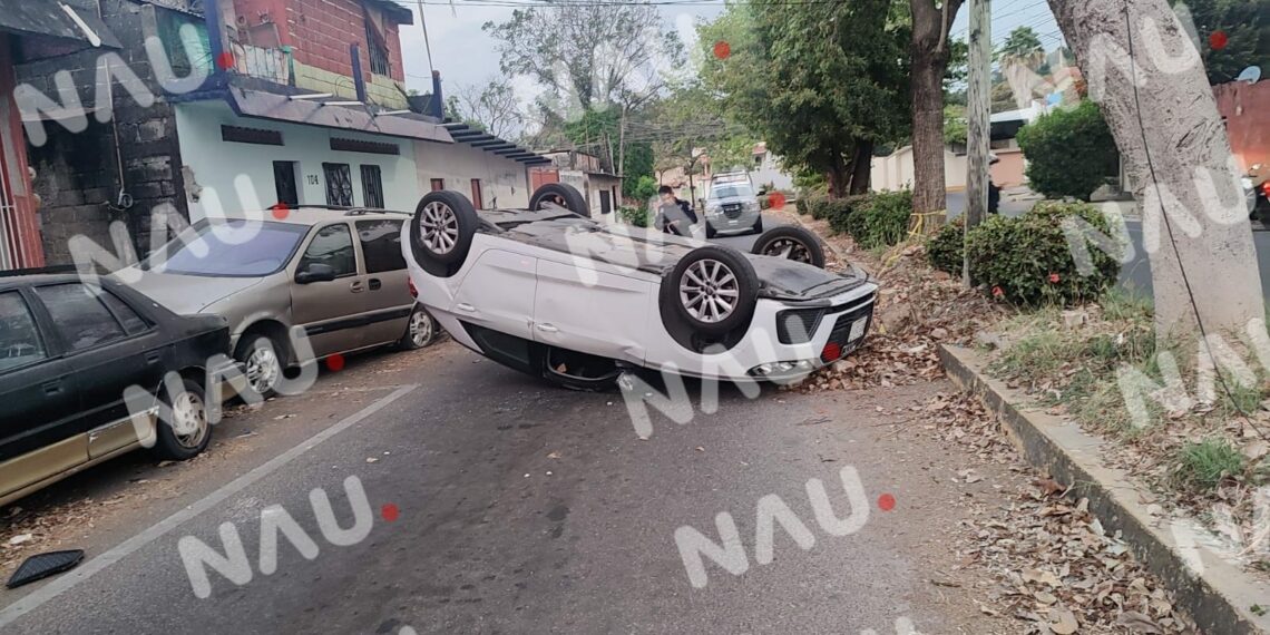 Vuelca carro tras chocar contra un vehículo estacionado.