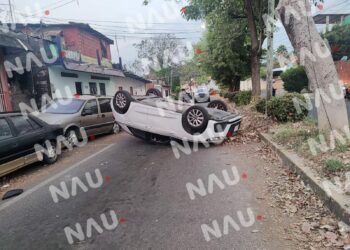 Vuelca carro tras chocar contra un vehículo estacionado.