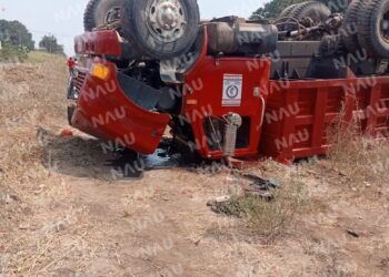 Camión de volteo vuelca en carretera de Tapachula, Chiapas