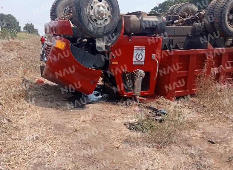 Camión de volteo vuelca en carretera de Tapachula, Chiapas