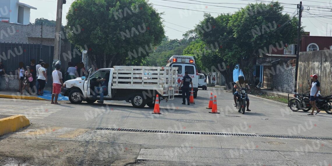 Choque de motocicleta y vehículo deja una persona lesionada