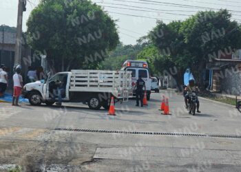 Choque de motocicleta y vehículo deja una persona lesionada