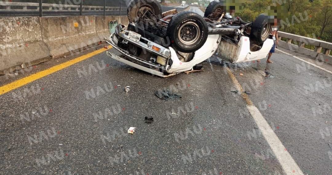 Camioneta Termina Volcada sobre la Carretera de Huixtla