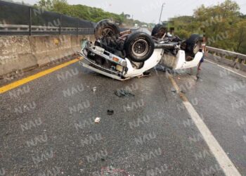 Camioneta Termina Volcada sobre la Carretera de Huixtla