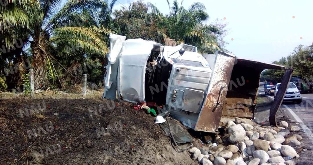 Tráiler de Doble Dimensión Provoca Accidente en Villa Comaltitlán, Chiapas
