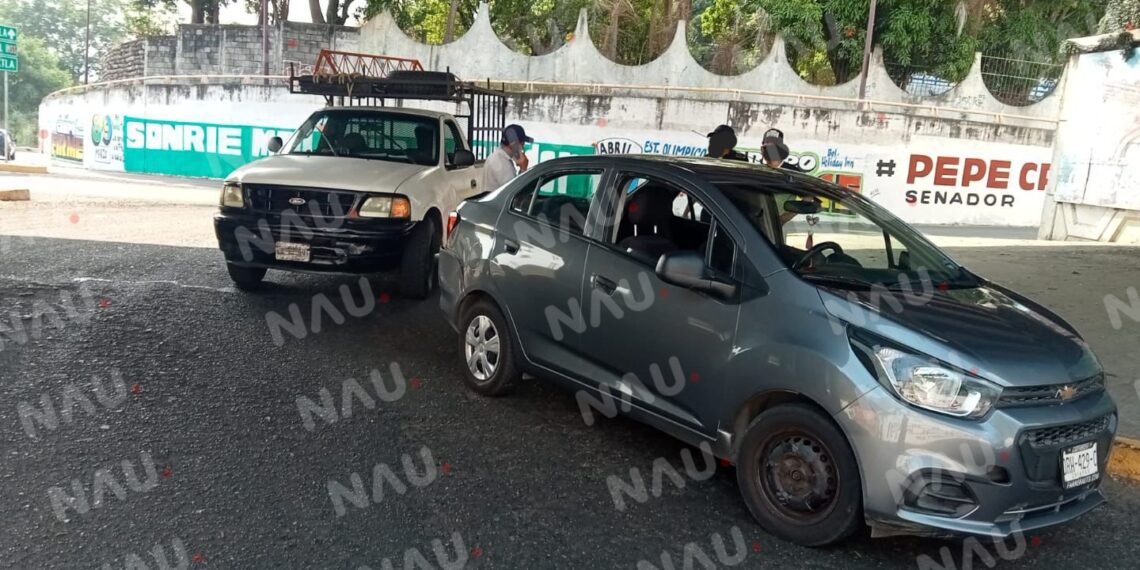 Le salió más caro el caldo qué las albóndigas: Pequeño choque deja daños materiales en Tapachula