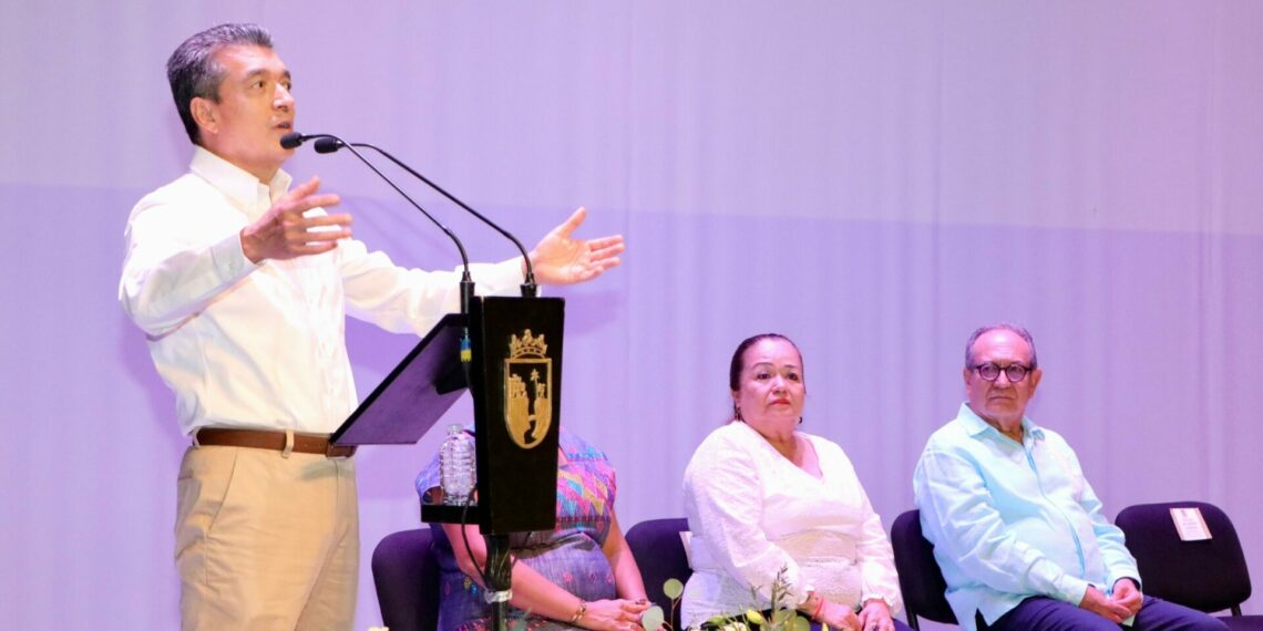 Rutilio Escandón reconoce a la Unicach por mantener finanzas sanas y su compromiso con la educación