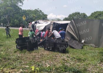 Conductor del tráiler termina volcado sobre el tramo carretero Mapastepec – Escuintla