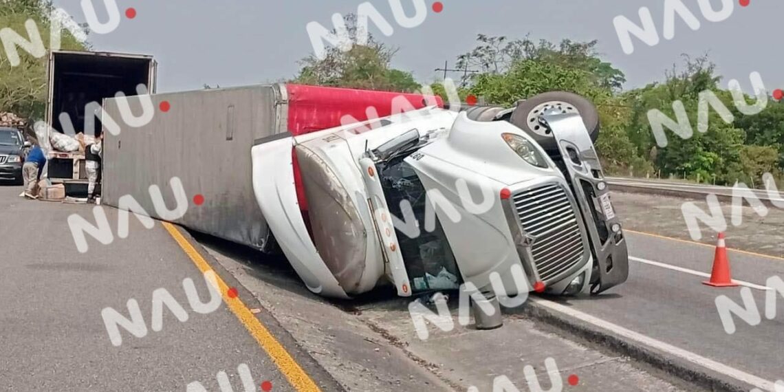 Aparatosa volcadura en el tramo Villa Comaltitlán-Huixtla