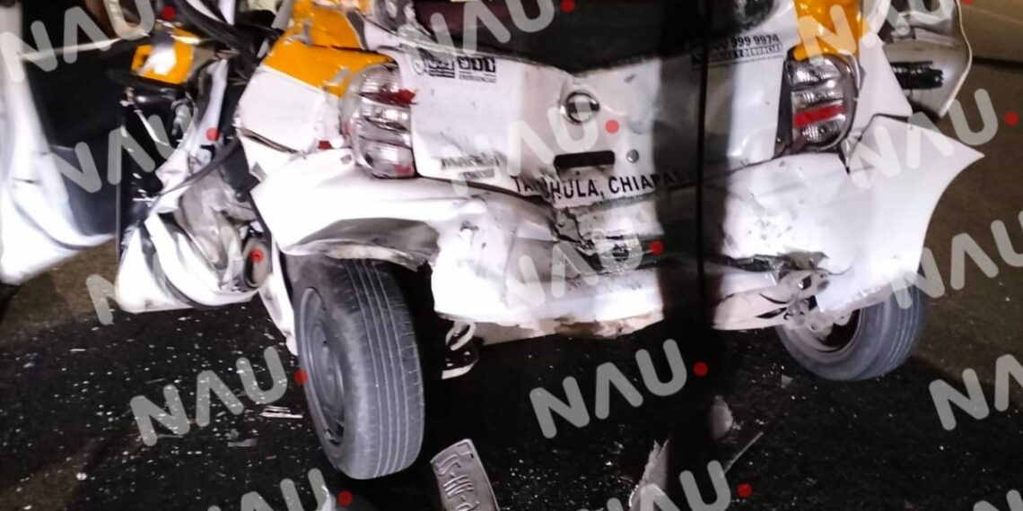 Aparatoso choque entre autobús y taxi deja un herido y daños materiales