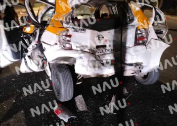 Aparatoso choque entre autobús y taxi deja un herido y daños materiales