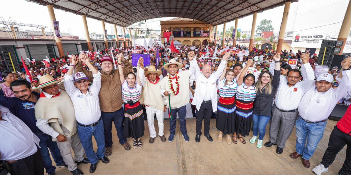 Chanal recibe con júbilo y algarabía a Eduardo Ramírez.
