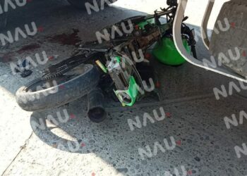 Entre la vida y la muerte: Motociclista queda atrapado bajo un tráiler