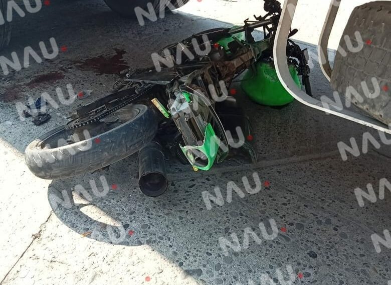 Entre la vida y la muerte: Motociclista queda atrapado bajo un tráiler