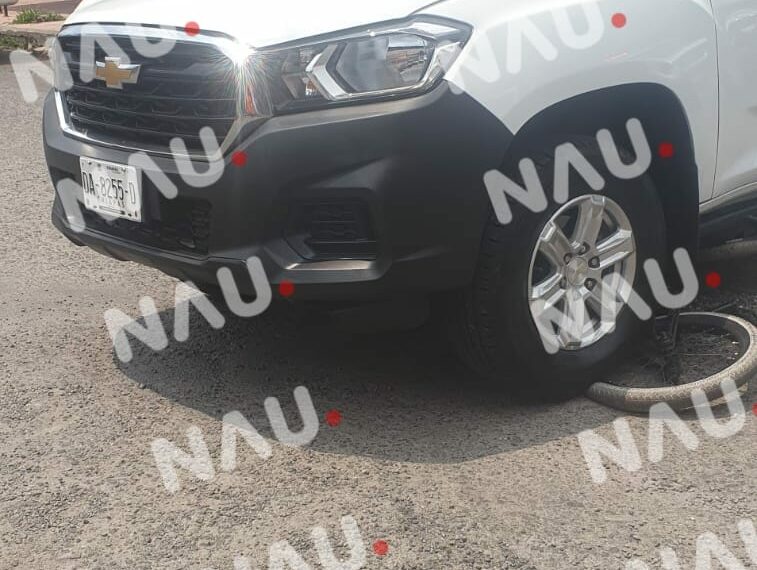 Joven ciclista resulta con lesiones al ser atropellado por una camioneta