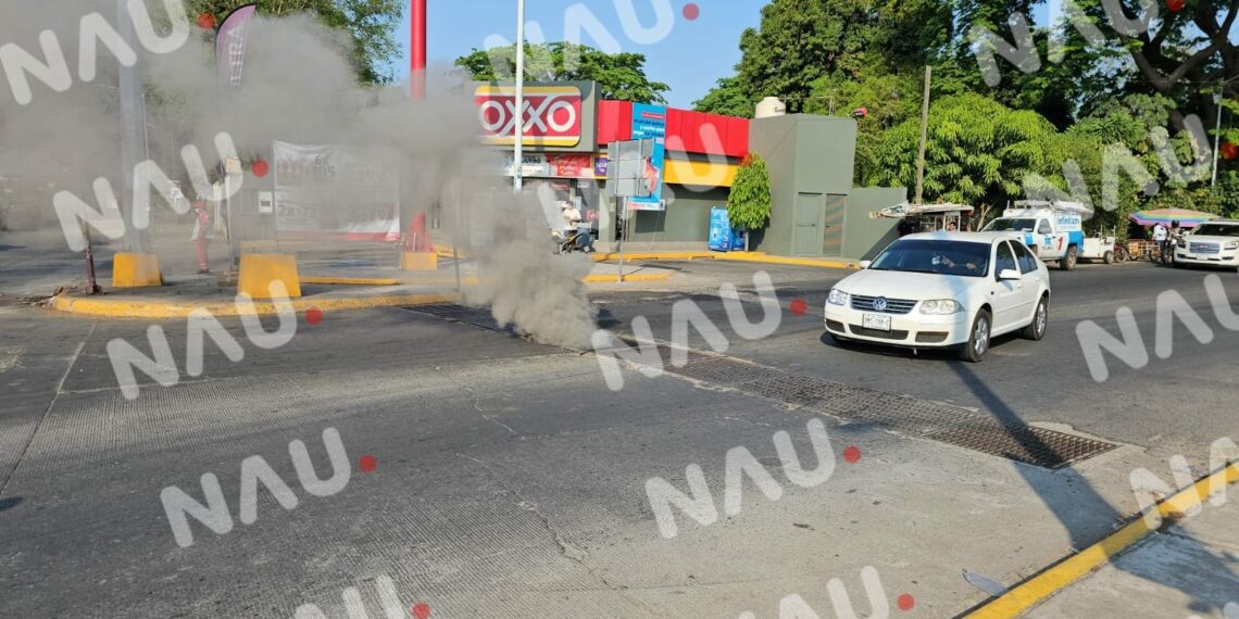 Personas en estado de ebriedad prenden fuego a la tubería de desagüe del par vial