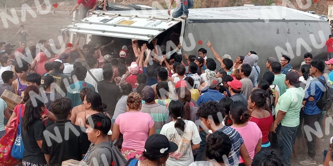 Volcadura de Tráiler Cargado de Maseca en Tuzantán, Chiapas