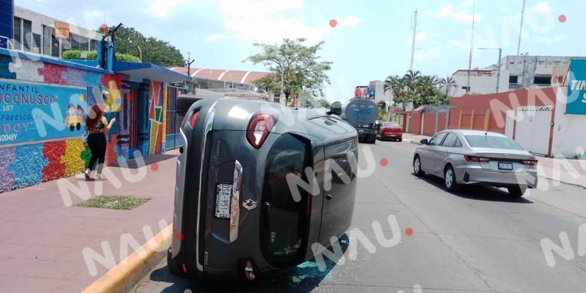 Vuelca camioneta al chocar contra barda de una guardería