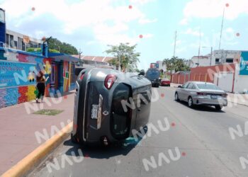 Vuelca camioneta al chocar contra barda de una guardería