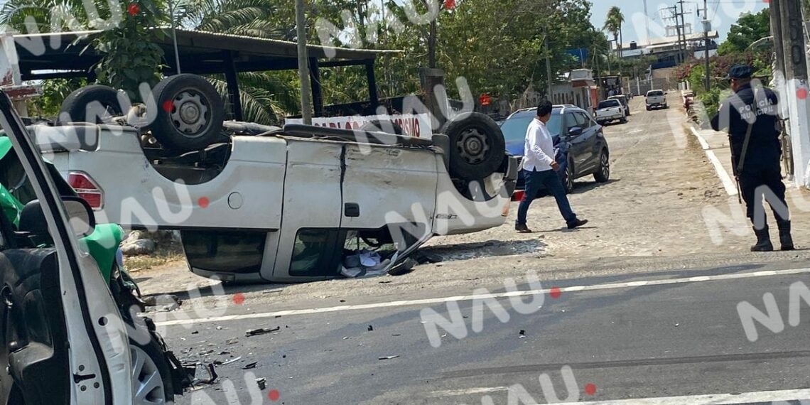 Vuelca camioneta tras choque en la carretera costera Tapachula-Huixtla