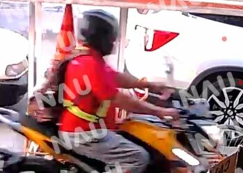 “vídeo” Empleado de Empresa Refresquera Sube a Banqueta para Liberar Paso de Vehículos en Tapachula, Chiapas