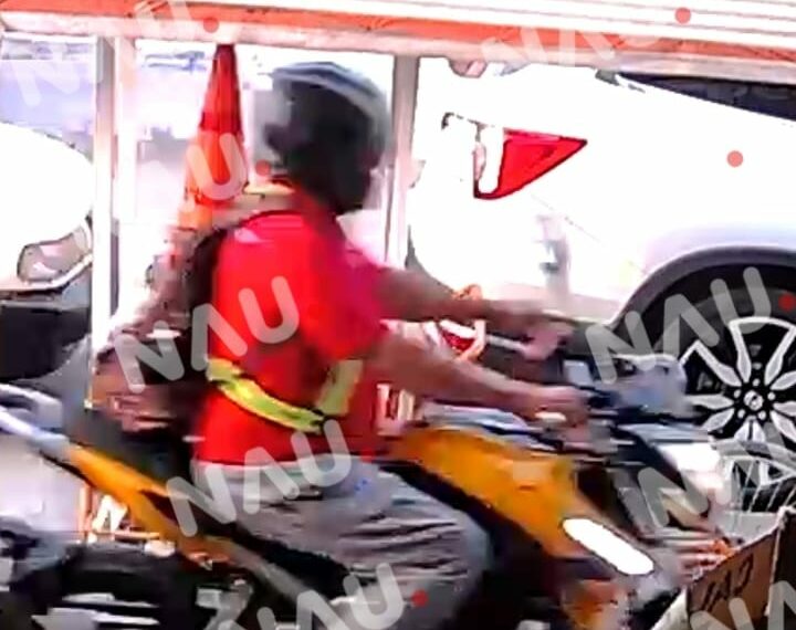 “vídeo” Empleado de Empresa Refresquera Sube a Banqueta para Liberar Paso de Vehículos en Tapachula, Chiapas