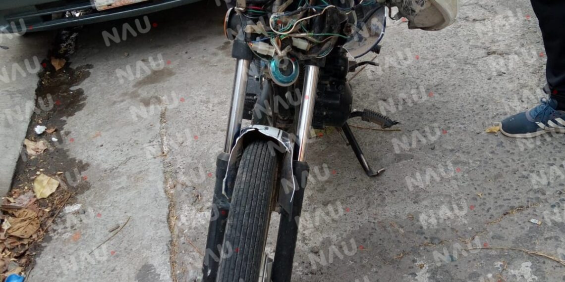 Solo lesiones leves y daños materiales deja choque de vehículo y motocicleta