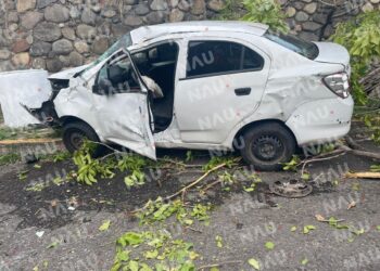 Volcó después de ser impactado por otro vehículo