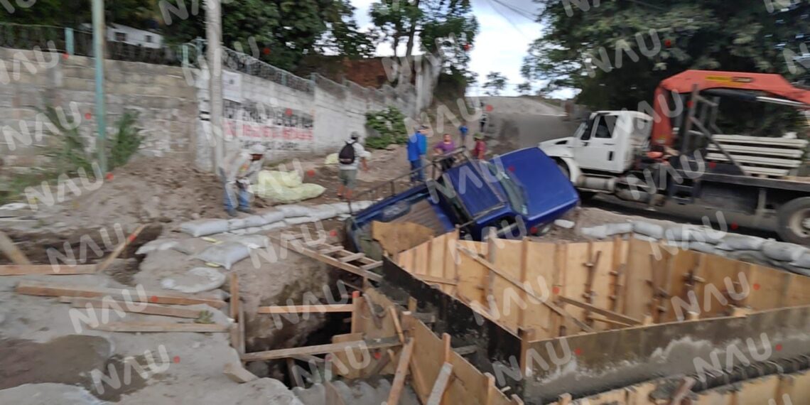Camioneta cae en hoyo de construcción del puente elevado en Tapachula