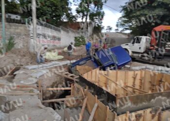 Camioneta cae en hoyo de construcción del puente elevado en Tapachula