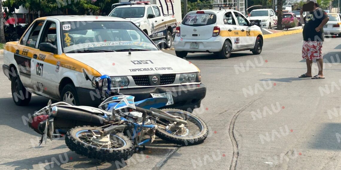 Taxi colisiona contra motociclista en Tapachula