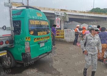 Solo daños deja accidente de combi de pasaje que se le fueron los frenos