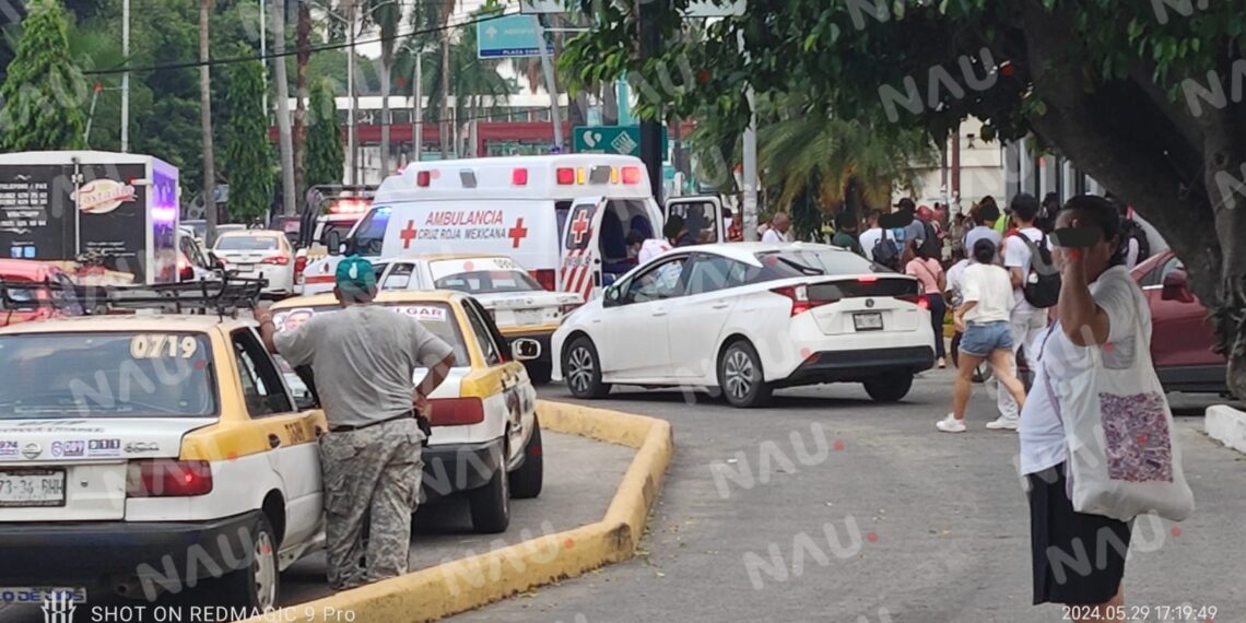 Dos trabajadores caen de 6 metros mientras pintaban fachada de restaurante