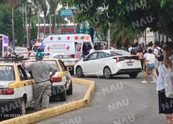 Dos trabajadores caen de 6 metros mientras pintaban fachada de restaurante