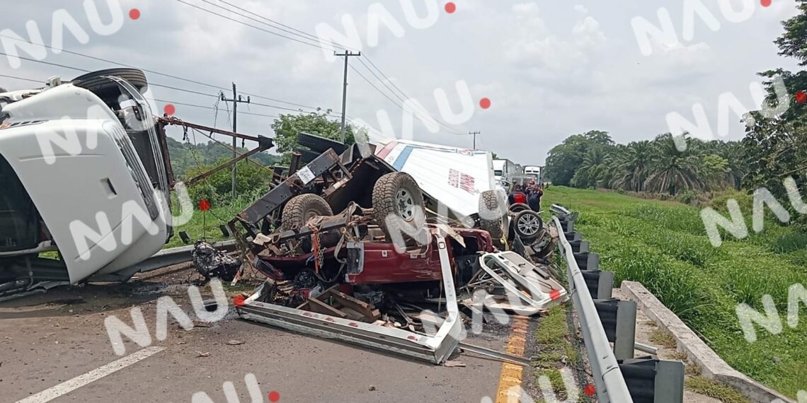 Accidente automovilístico en Villa Comaltitlán deja cuantiosos daños materiales