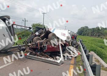 Accidente automovilístico en Villa Comaltitlán deja cuantiosos daños materiales