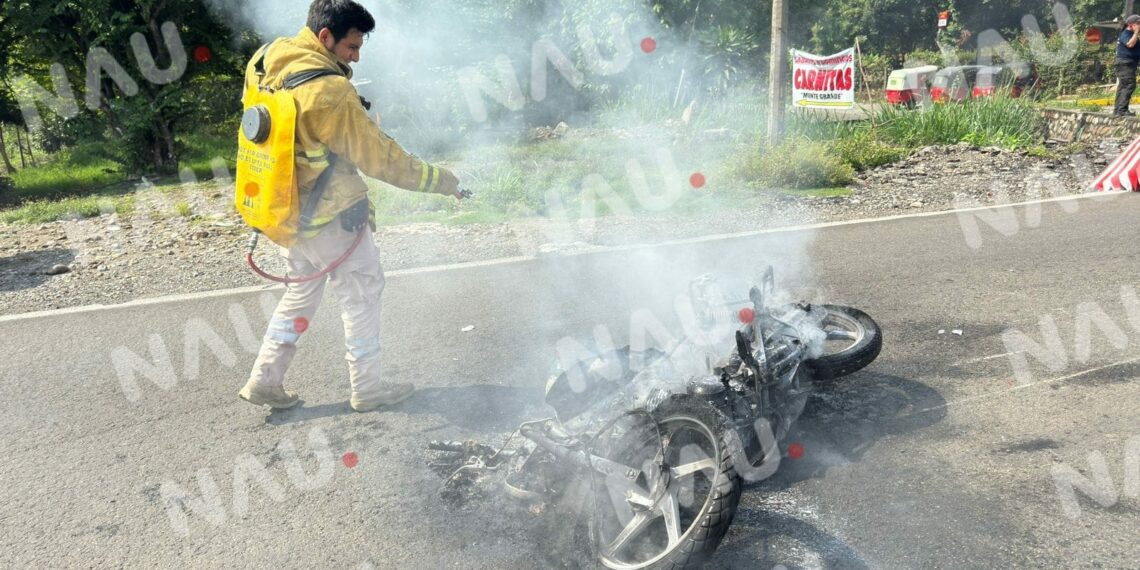 Chocan dos motocicletas y se incendian en la carretera fronteriza a Talismán