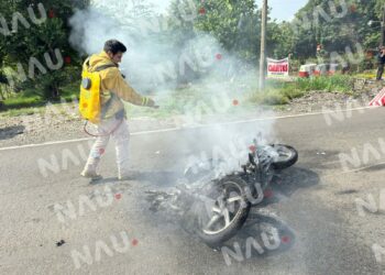 Chocan dos motocicletas y se incendian en la carretera fronteriza a Talismán