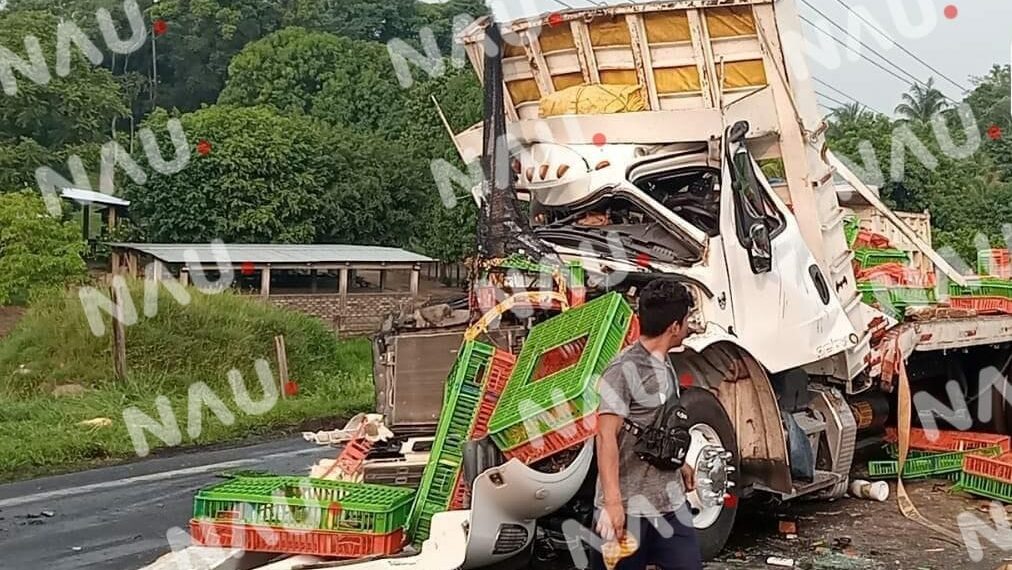 Choque de Tráilers en el Libramiento de Huixtla Deja Cuantiosos Daños Materiales