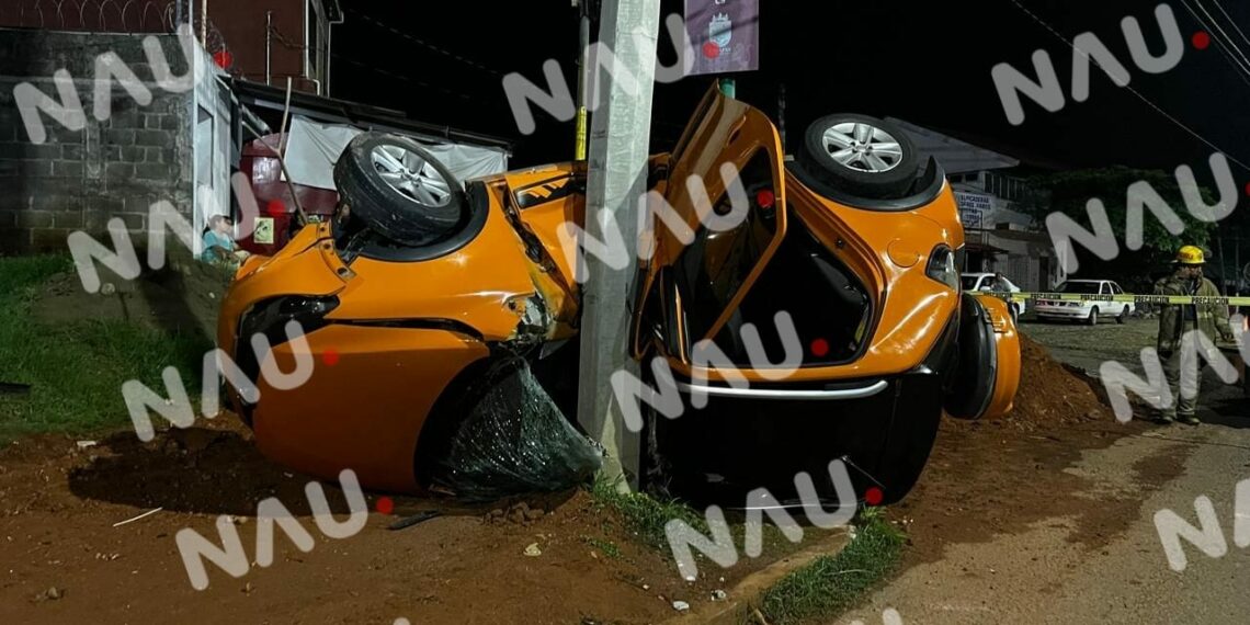 Muere joven conductor en volcadura