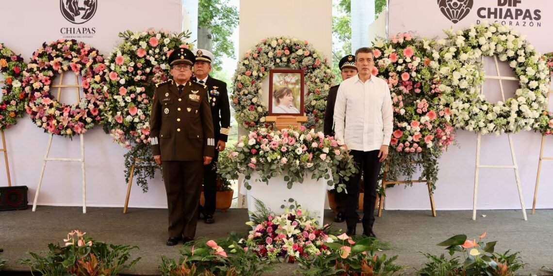 Rutilio Escandón participó en Homenaje Póstumo del DIF Chiapas a su esposa Rosalinda López Hernández