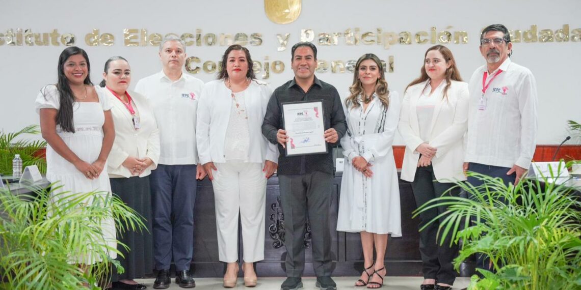 Eduardo Ramírez recibe constancia que lo reconoce como gobernador electo de Chiapas