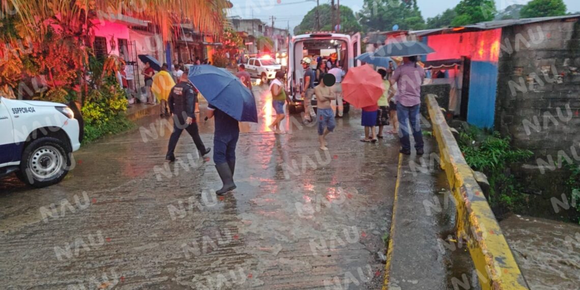 Rescate Dramático en Tapachula: Mujer Atrapada por Inundaciones
