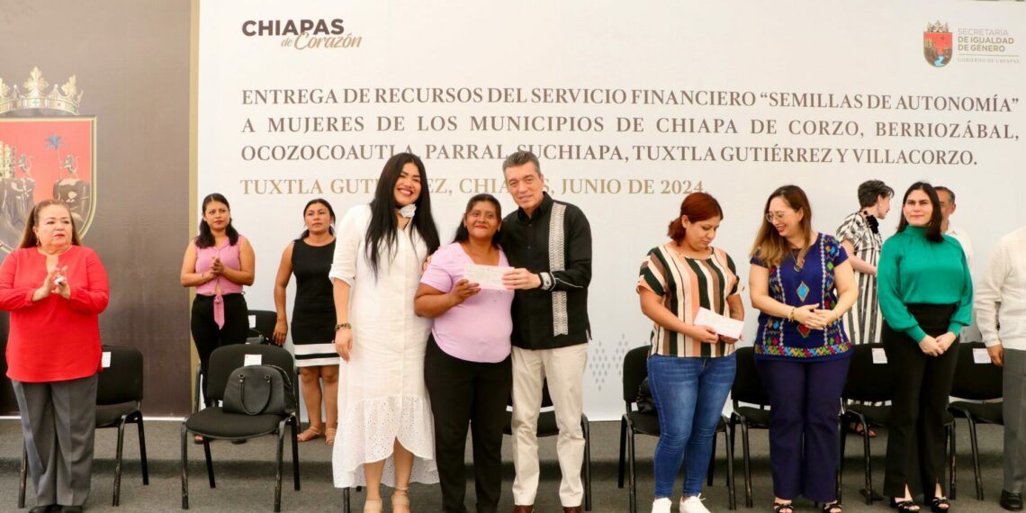 Rutilio Escandón entrega recursos del servicio financiero “Semillas de Autonomía” a mujeres