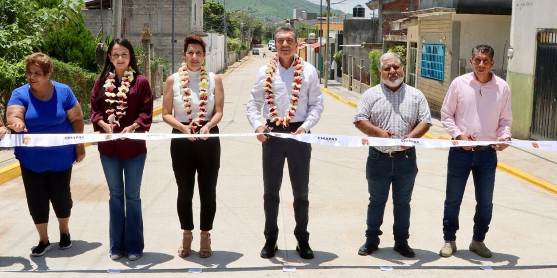 En Tuxtla, Rutilio Escandón inaugura pavimentación y mejoramiento de vialidades en Plan de Ayala