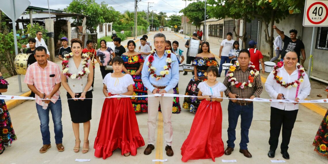 Entrega Rutilio Escandón pavimentación de calles en Huehuetán