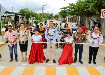 Entrega Rutilio Escandón pavimentación de calles en Huehuetán