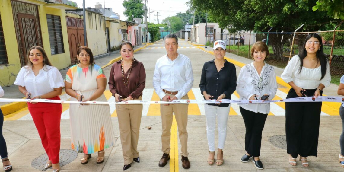 En Tapachula, Rutilio Escandón inaugura pavimentación de calle en la colonia Las Palmeras