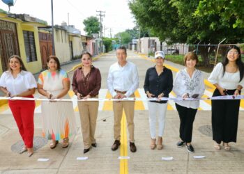 En Tapachula, Rutilio Escandón inaugura pavimentación de calle en la colonia Las Palmeras